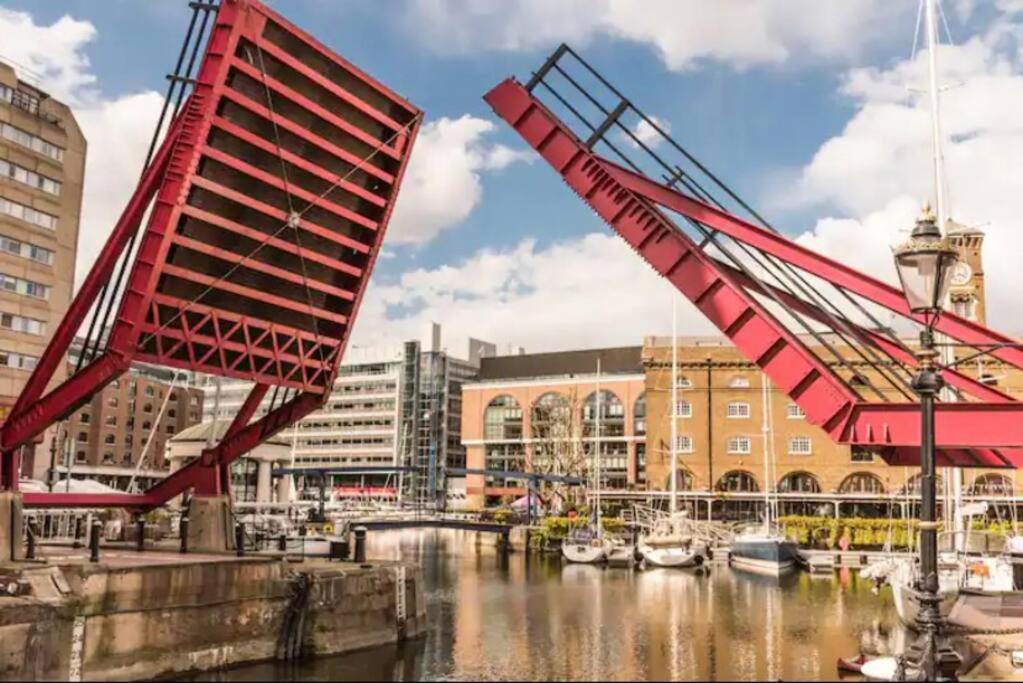 Historic Dutch Barge, Idyllic Location Hotel London Exterior photo